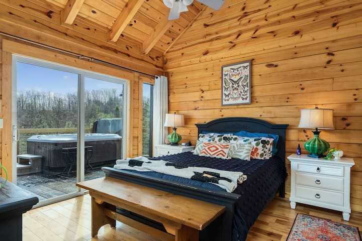 Совршено мирно место за одмор во природа. Кадифена брачна спална соба и надворешна хидромасажна када на само неколку чекори низ лизгачките врати. 