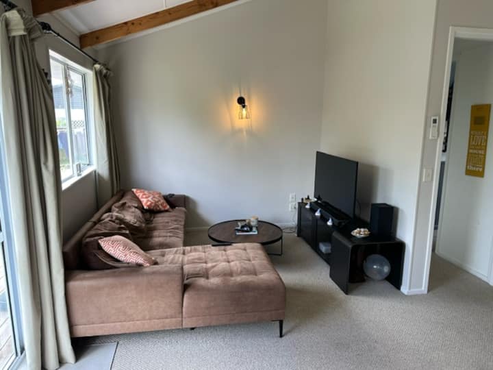Cosy Bach, Walk To Cafes & Beach - Waikanae