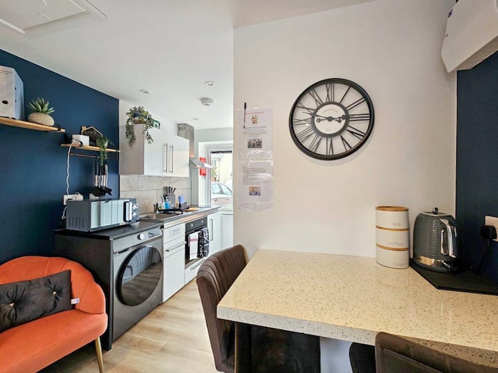 Blue Garden Retreat By Fortuna Property Portfolio - Cheltenham