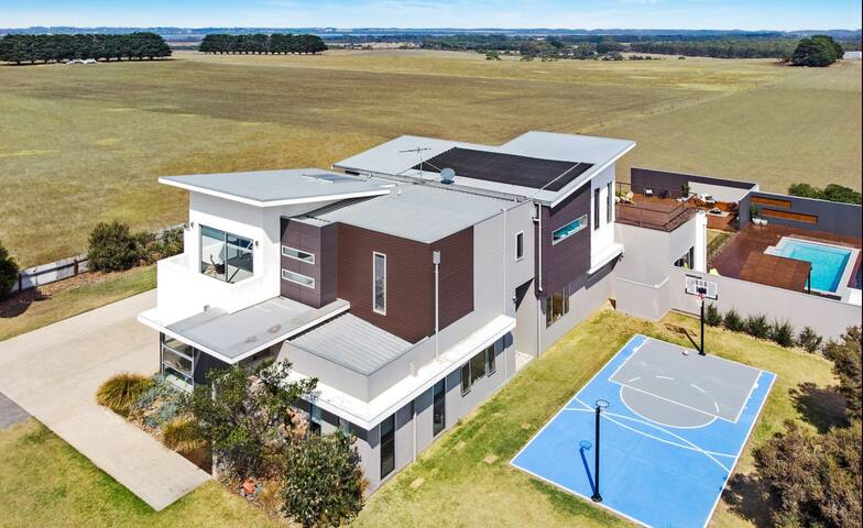 Luxury Big Sky Lodge – Coastal Views gallery image 3