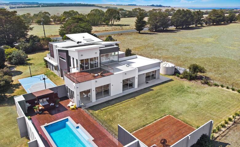 Luxury Big Sky Lodge – Coastal Views gallery image 4