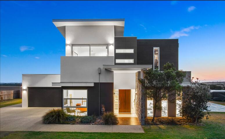 Luxury Big Sky Lodge – Coastal Views gallery image 2