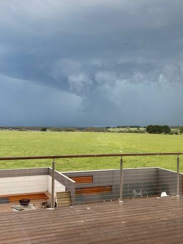 Luxury Big Sky Lodge – Coastal Views gallery image 5