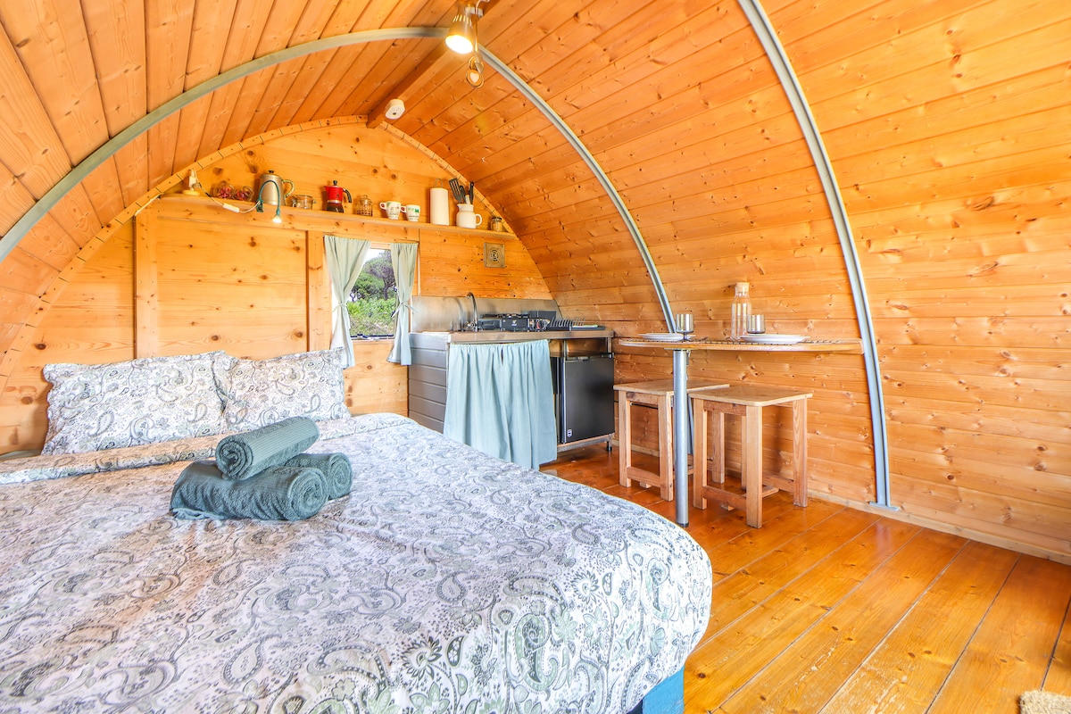 Airbnb em destaque: Peaceful, Romantic Hobbit Pod on beautiful coast em Sesimbra (Castelo)