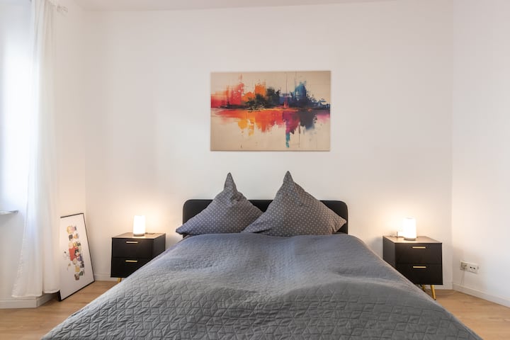 Нашиот удобен двоен кревет (1,60 метри) е опремен со нови душеци EMMA за релаксирачки ноќи. На ноќните масички има светла за читање што може да се затемнат. 