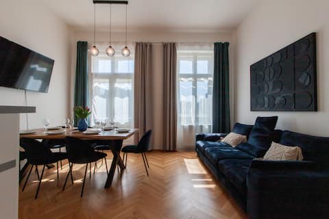 Popular Airbnb listing: Stay Inn | Luxury 3-BR Flat w/ High Ceilings in Praha 3