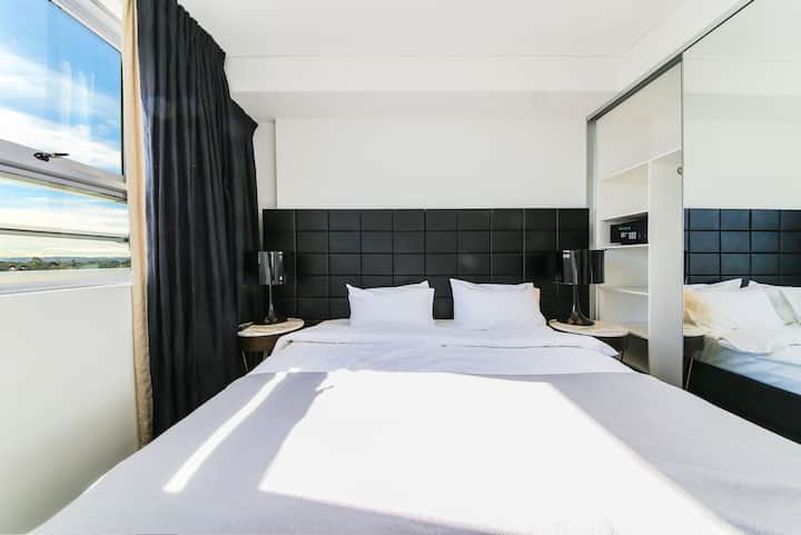 dormitorio con cama tamaño King