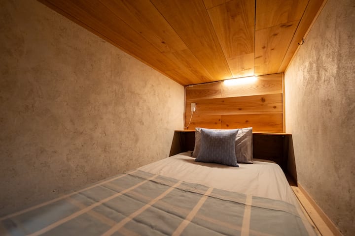 За разлика од обичните кревети на спрат, тие се направени по мерка и поставени во зградата, така што се цврсто изградени и безбедни.Тоа е удобен простор за кревет кој обезбедува приватност дури и за групни патувања.
Секој простор има завеси за затемнување.

Во спалната соба 3 има простор за 5 единечни кревета.