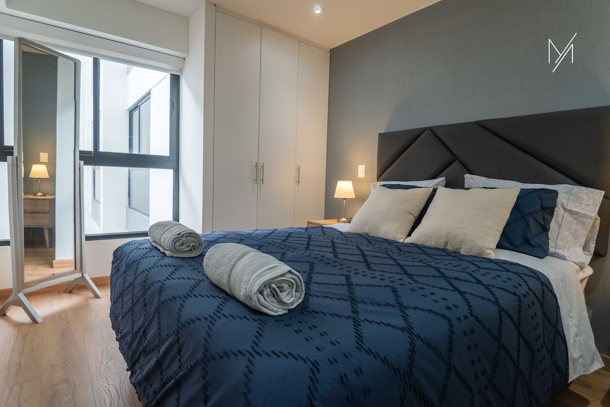 En el dormitorio principal, encontrarás una cama queen con una Tv.