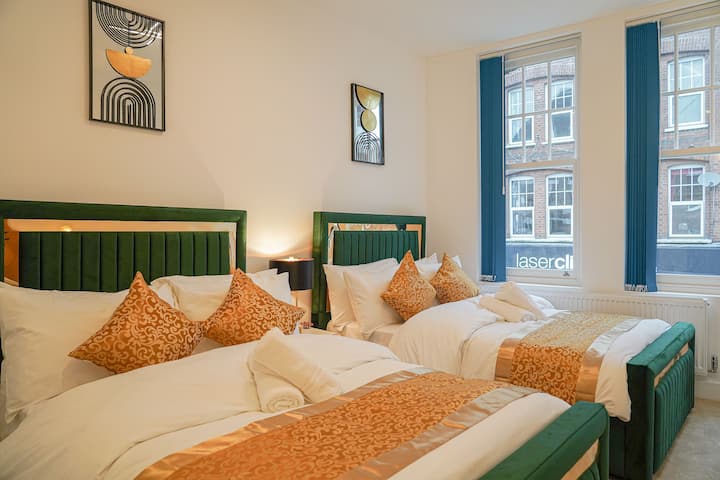 חדר השינה מרווח ונעים, מרוהט בשתי מיטות קווין סייז, כל אחת עם מצעים רכים ונוחים כדי להבטיח שנת לילה טובה. 