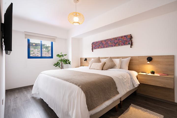 Profitez d'un sommeil paradisiaque sur notre matelas king size moelleux. 