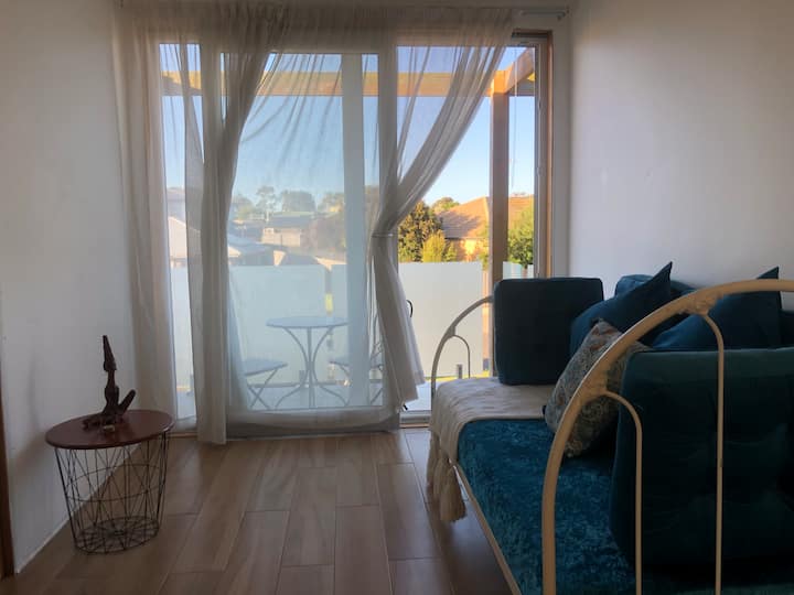 Despiértate y entra el sol en el balcón delantero... disfruta del café Geelong Roasters recién hecho 