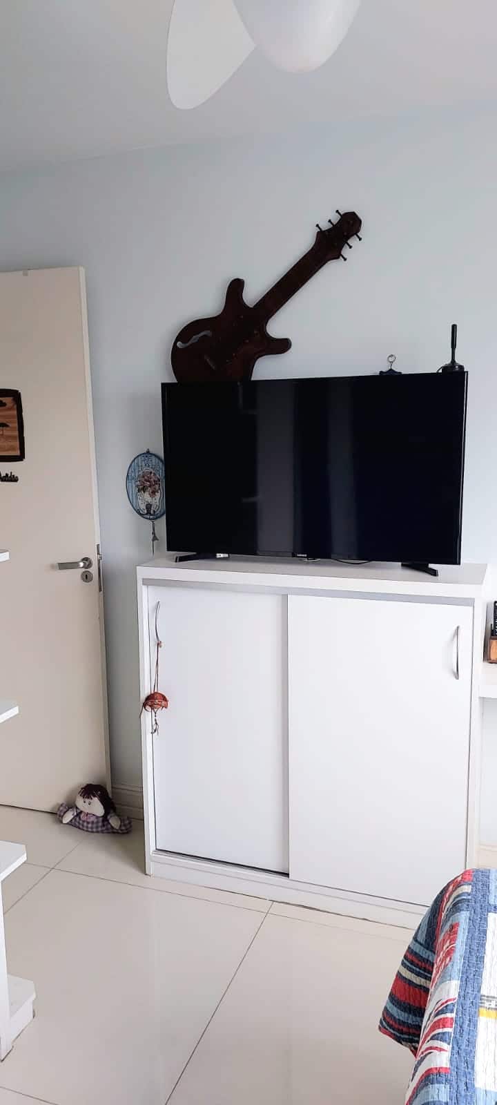 Televizor s antenom za otvoreni TV.