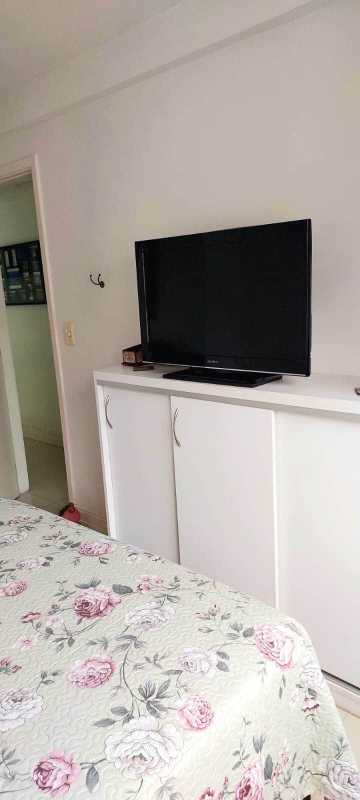 Televizor s antenom za otvoreni TV.