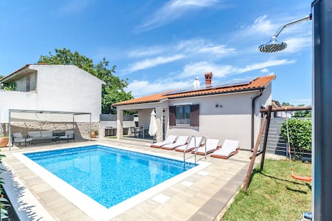 House Gortan, 3 BD, heated pool, EV charger, BBQ