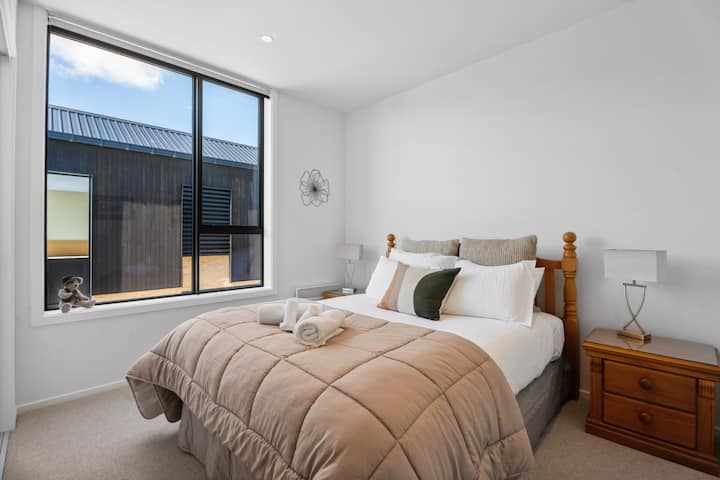 El dormitorio 2 tiene una lujosa cama tamaño queen.