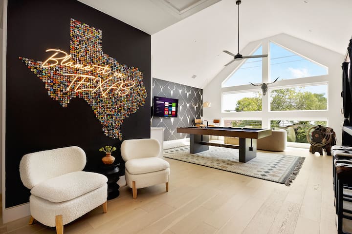 Sleeps 14—Pool + Movies + Games—Mins from Downtown