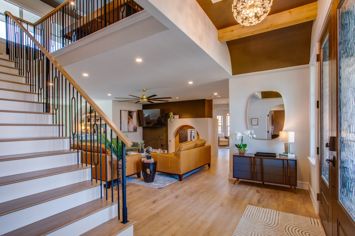 Top Airbnb: Family & Dog-Friendly Luxury Tudor w/ Pool & Spa in Richardson