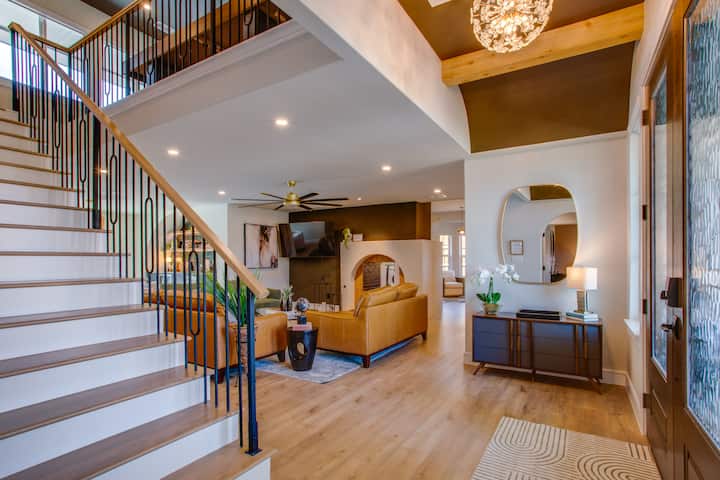 Family & Dog-friendly Luxury Tudor W/ Pool & Spa - 리처드슨