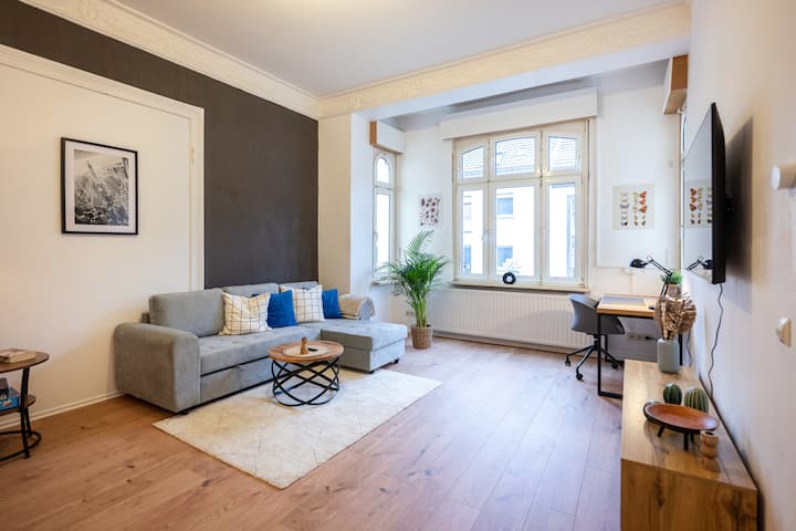 Dans le salon spacieux, vous pouvez terminer une longue journée en toute décontraction. Que ce soit avec un vin ou à la télévision - installez-vous à l'aise.