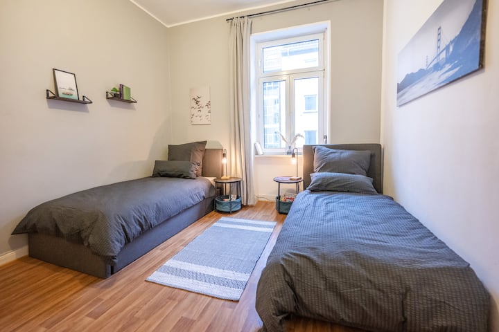 A l'autre étage, il y a la même disposition des chambres : 1 chambre avec 2 lits simples, 1 avec 1 lit double. 