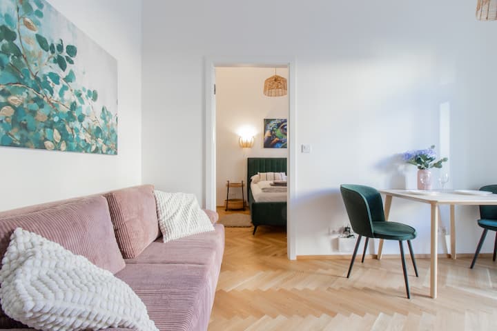 Stay Inn | Modern 1br Flat W/ Chic Balcony Space - 프라하