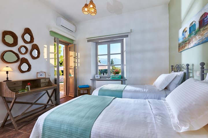 בחדר השינה הזה יש שתי מיטות נפרדות וחדר רחצה צמוד עם אמבטיה.