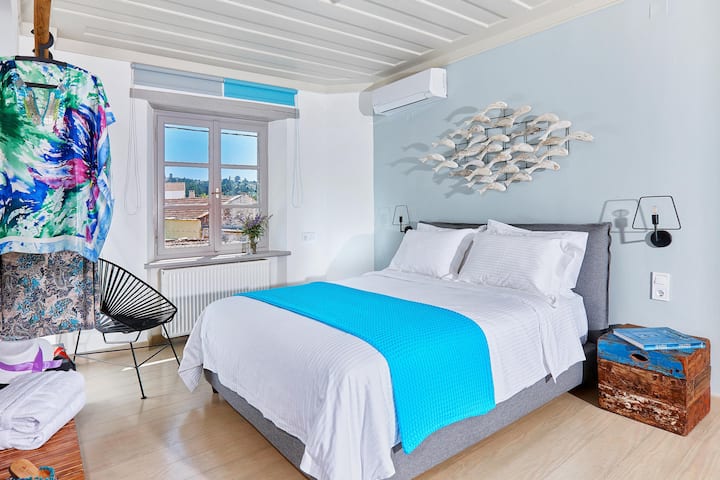 בחדר השינה הראשי הזה יש מיטת קווין סייז והוא ממוקם בקומה השנייה. 