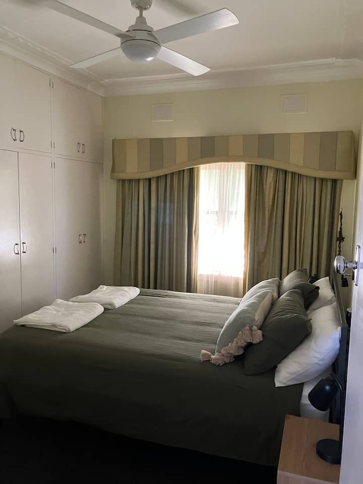 ห้องนอน 2
เตียงควีนไซส์พร้อมผ้าปูที่นอนผ้าฝ้ายและผ้าคลุมเตียงหมอนนุ่มสบาย  
ผ้าเช็ดตัวผ้าฝ้ายออสเตรเลียนุ่มๆสวยงามสำหรับผู้เข้าพักแต่ละราย เครื่องปรับอากาศแบบระเหยและพัดลมเพดานตู้เสื้อผ้าขนาดใหญ่


