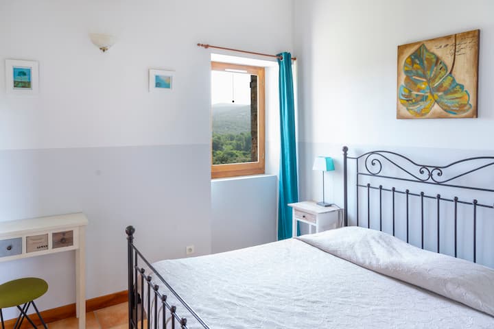 Suite con cama grande en la planta superior con magníficas vistas. WC y aseos privados