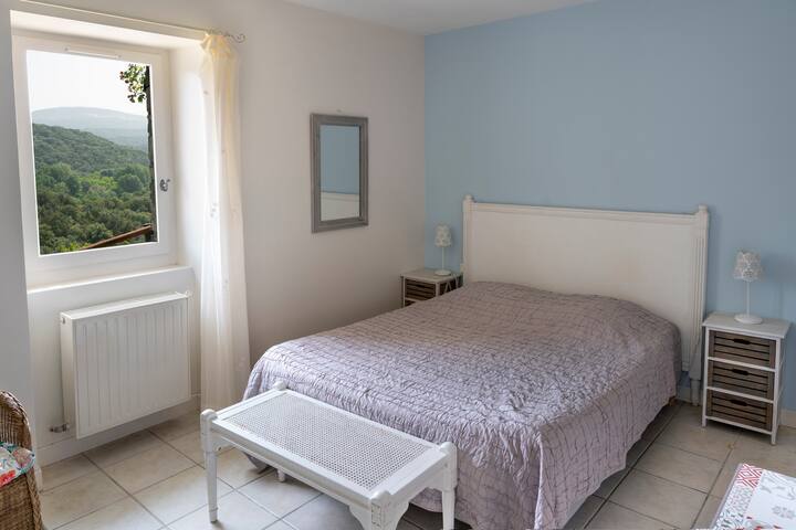 Suite principal en la planta baja. Se comunica con una habitación con 2 camas pequeñas., Baño y WC privados