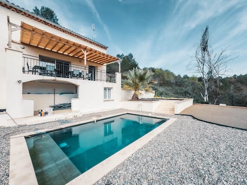 Peaceful escape with pool, jacuzzi & Pétanque