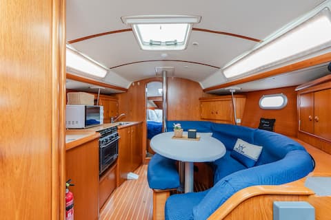 Top performing Airbnb: Stay on a sailboat in Lisbon – Sunset & Stargazing in Lisboa