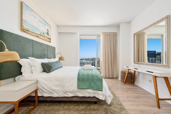 2 Bedroom Penthouse on the Cape Town Foreshore gallery image 5