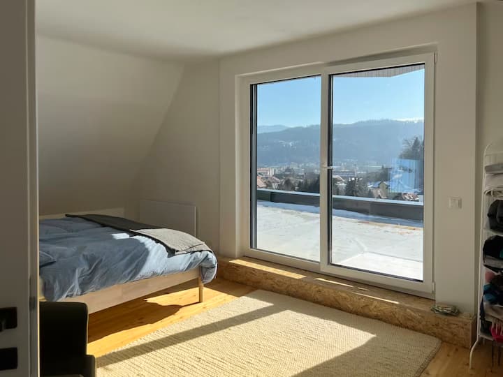 Chumba cha kwanza cha kulala chenye mtaro unaoelekea kusini