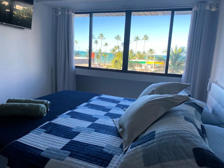 Zgjohu me pamjen e detit blu direkt nga krevati yt. Pamje reale dhe e privilegjuar në një mjedis të krijuar për pushimin tënd të plotë