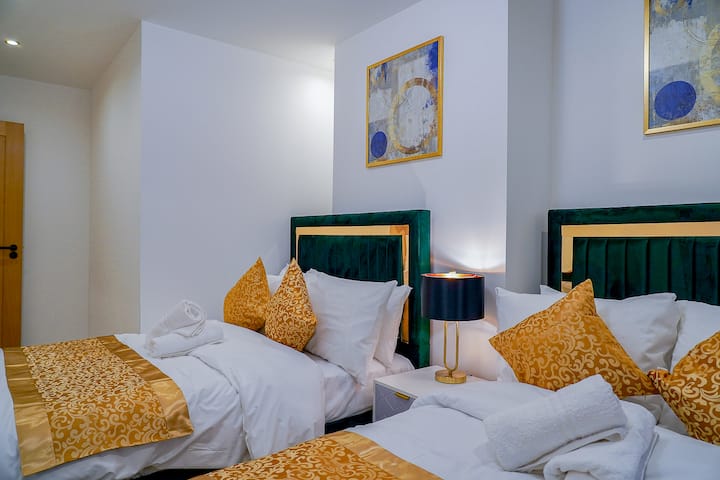 ห้องนอนมีผ้าปูเตียงที่นุ่มและใหม่ไม้แขวนเสื้อผ้ามากมายและเตารีดทำให้เป็นพื้นที่ที่ใช้งานได้จริงและผ่อนคลายสำหรับการพักผ่อนยามค่ำคืนและช่วงเช้าที่เรียบง่าย