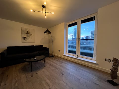 Popular Airbnb listing: 2 Bedroom City View, Top-Floor in Birmingham