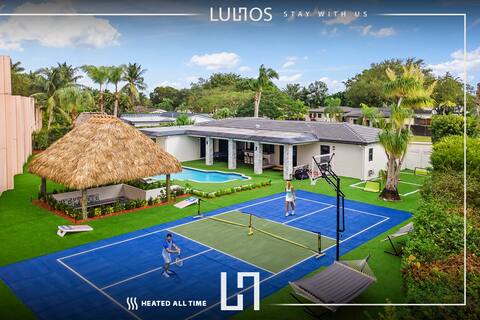 Spacious Fun House w/ Games & Heated Pool L69