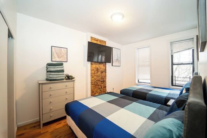 Luxury 8BR Brooklyn • Fast WiFi • Smart TVs gallery image 2