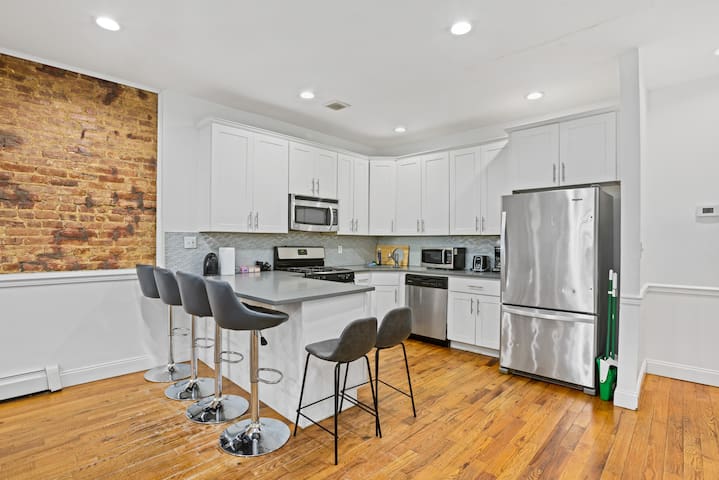 Luxury 8BR Brooklyn • Fast WiFi • Smart TVs gallery image 3