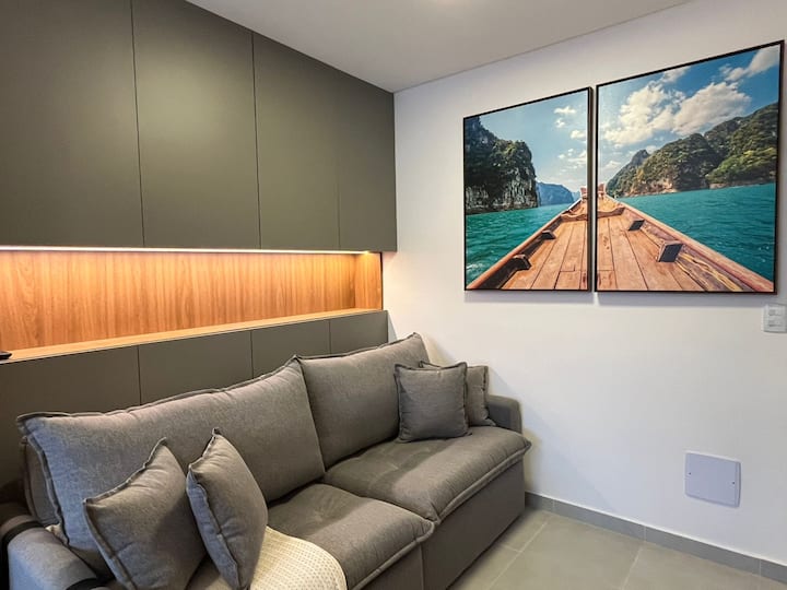 Kauč na razvlačenje veličine bračnog kreveta. Također se može uvući. Ormarići za odlaganje odjeće i sl. Radi lakšeg snalaženja u dnevnom boravku imamo i klima-uređaj i zavjese za zamračivanje.