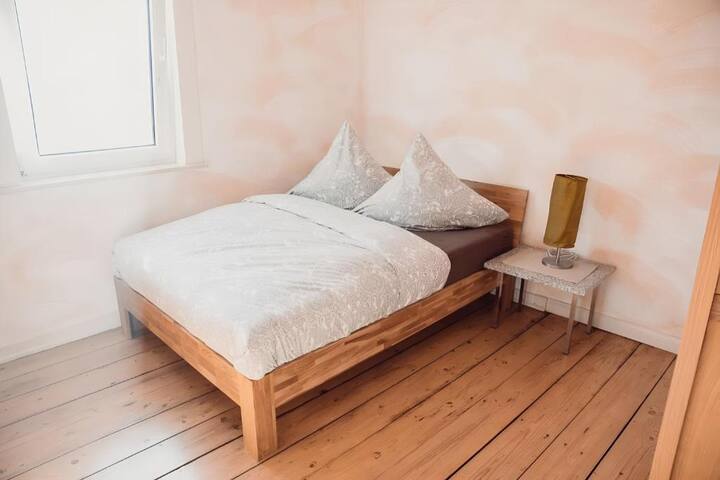 ينتهي كل يوم من العطلة. في غرفة النوم مع سرير 140 × 200 سم وتلفزيون وخزانة ملابس، سيجد الجميع مكانًا هادئًا. نومًا هنيئًا ☆