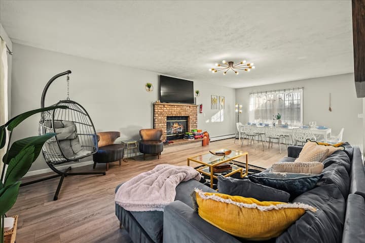 Тази уютна, привлекателна всекидневна е идеална за отдих, със стилен висящ стол и модерно обзавеждане. Топлата камина добавя комфорт, а трапезарията осигурява просторна обстановка за хранене и събирания със семейството и приятелите.