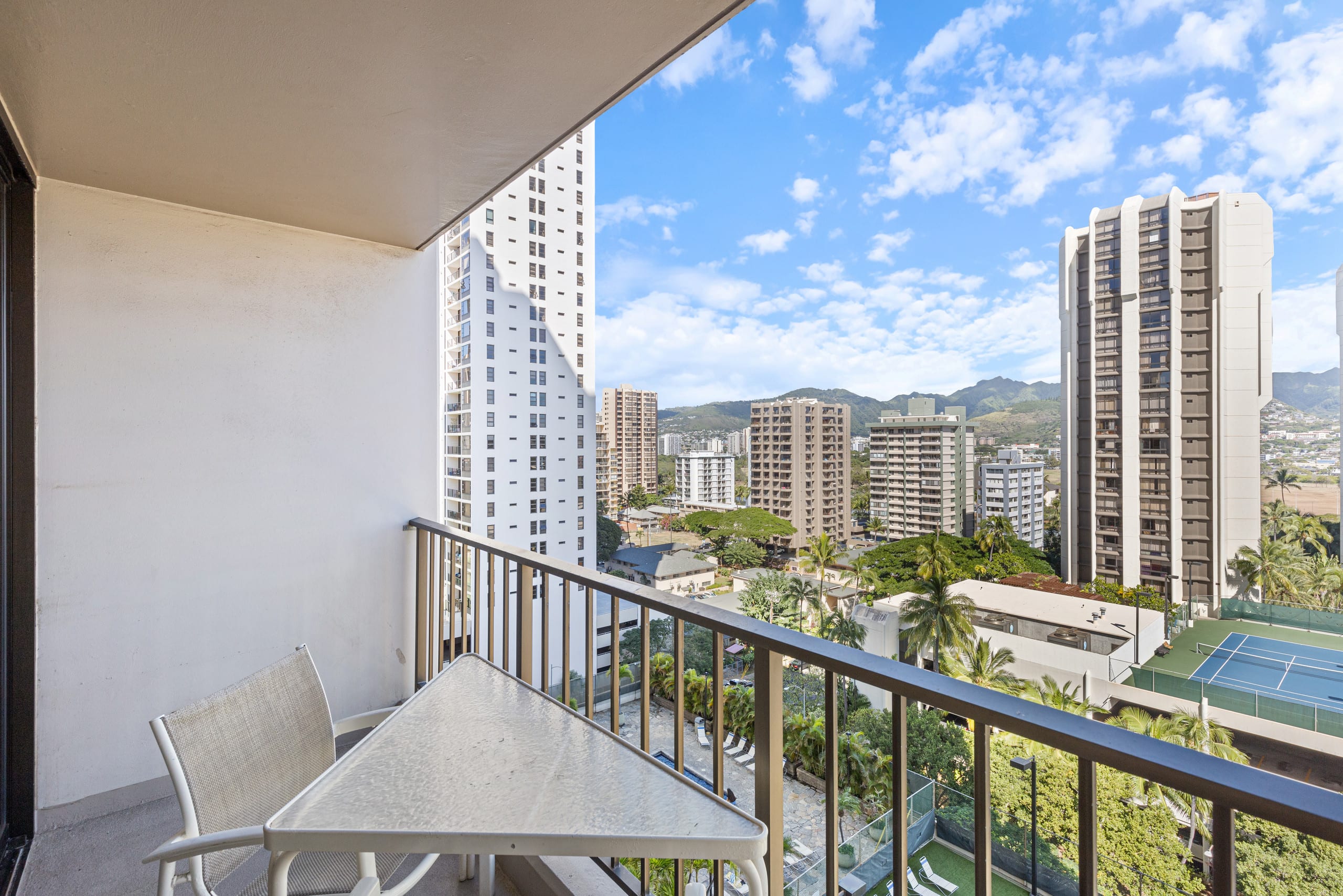 Condo in Honolulu · ★4.72 · 1 bedroom · 3 beds · 1 private bath - Image 15