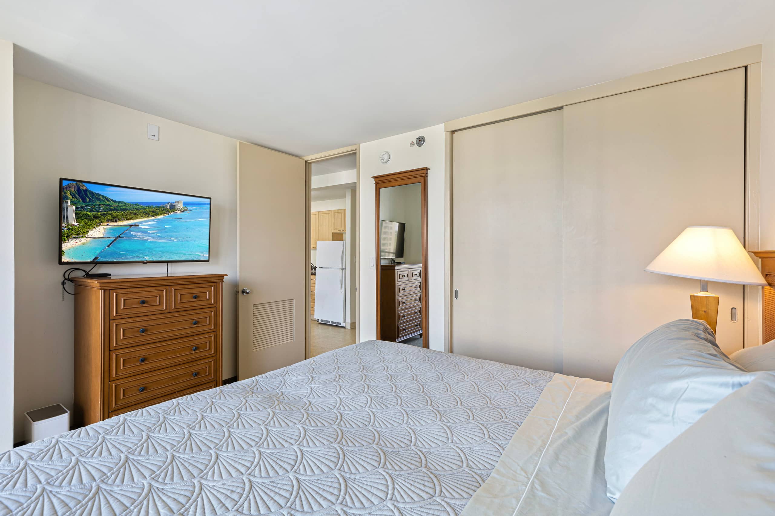 Condo in Honolulu · ★4.72 · 1 bedroom · 3 beds · 1 private bath - Image 11