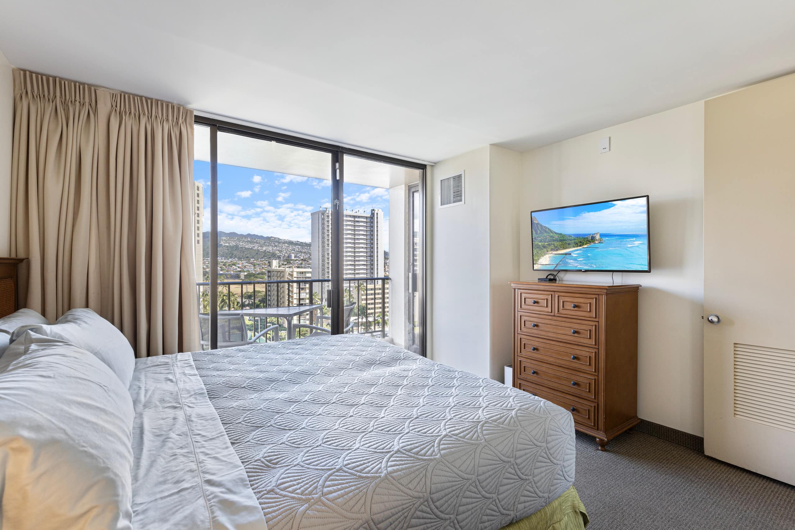 Condo in Honolulu · ★4.72 · 1 bedroom · 3 beds · 1 private bath - Image 12