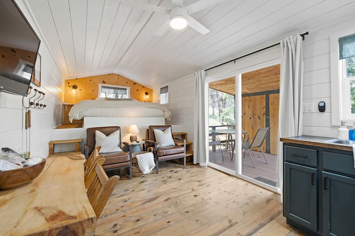 The Golden Nugget Cabin - Mount Rushmore, SD