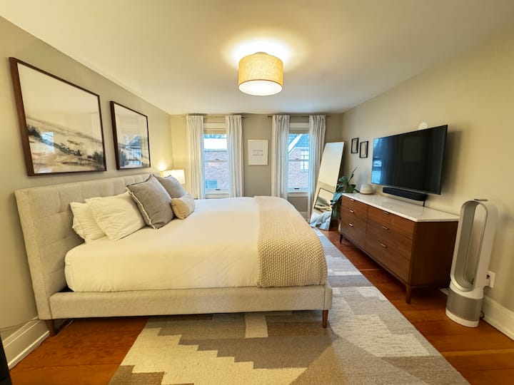 Chumba cha kulala cha ghorofani kilicho na Kitanda cha ukubwa wa King