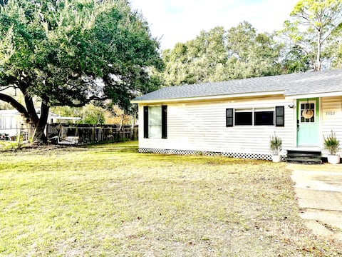 3 Bedroom House with Hot Tub!